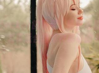 Alina Becker的写真：这壁纸里的2B走路带风，尤其适合喜欢神秘感的人，嘿嘿。